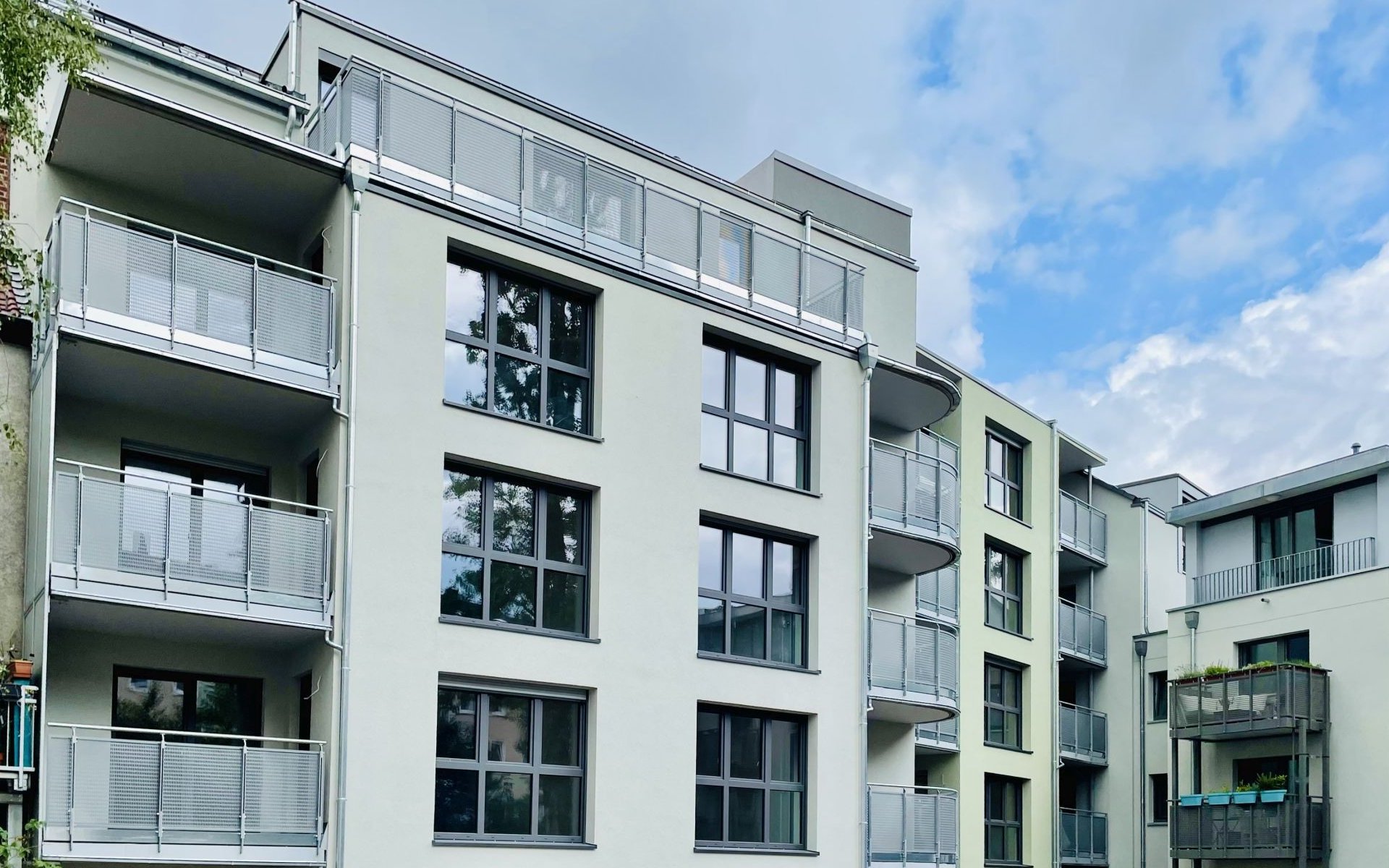 Moderne Gebäudefassade mit Balkons Kranichsteiner Str. 33-37